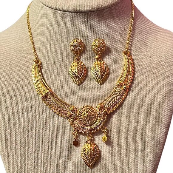 NEW Beautiful Gold Statement Necklace And Earring Set - Picture 1 of 4